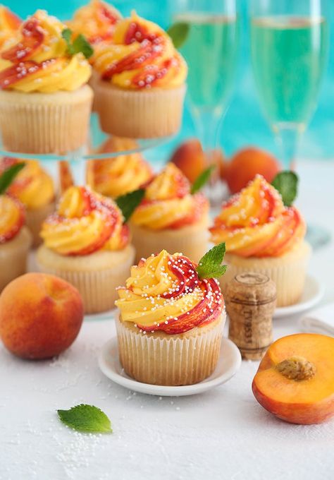 Peach Cheesecake Cupcakes, Fancy Peach Desserts, Peach Bellini Cupcakes, Spring Themed Desserts, Fancy Baking Recipes, Summer Cupcakes Decoration, Cute Party Snacks, Japanese Cupcakes, Summer Cupcakes Ideas