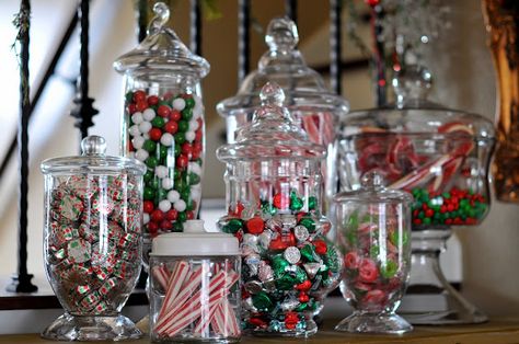 Christmas treats Holiday Candy Display, Christmas Candy Jar Ideas, Christmas Candy Buffet, Christmas Candy Bar, White Christmas Party, Christmas Candy Jars, Candy Display, Red White Christmas, Christmas 2019