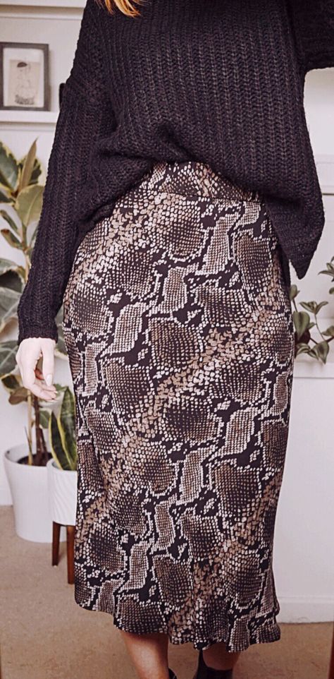 Snake Print Midi Skirt Outfit, Silk Snake Print Skirt Outfit, Snakeskin Skirt, Snake Skin Skirt Outfit Winter, Snake Print Skirt, Snake Skirt Outfit, Snake Print Skirt Outfit, Printed Midi Skirt Outfit, Printed Skirt Outfit