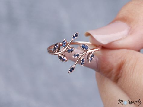 Blue Sapphire Leaf Band Ring Nature Inspired Blue Sapphire Band Wedding Band Rose Gold Unique Lab created Sapphire Her Anniversary Gift, Moissanite Infinity wedding band Leaf Shaped band twisted, delicate, bridal, dainty, stacking Matching Band, promise ring, anniversary gift Ring, Matching Band, Promise Ring, Stacking Ring, Matching Ring, Anniversary Gift, White Gold Stacking Ring, Gift For Her, Blue Sapphire Wedding Ring, Nature Inspired Ring ⚜️ 𝐁𝐫𝐚𝐧𝐝: 𝐓𝐡𝐞𝐌𝐨𝐢𝐬𝐬𝐚𝐧𝐢𝐭𝐞.𝐈𝐧 ※ SKU: GC2242 ➻ Listed pictures are for the reference purpose only. I will use the same mockup to create the same design in your made to order ring just for you. ✍ 𝐌𝐨𝐢𝐬𝐬𝐚𝐧𝐢𝐭𝐞 𝐃𝐢𝐚𝐦𝐨𝐧𝐝 𝐝𝐞𝐭𝐚𝐢𝐥𝐬: ➻ Stone Shape: Round Cut ➻ Stone Carat Weight: 0.15CT (Approx. Depending on Ring Size) ➻ Vintage Saphire Ring, Wedding Rings Ideas, Alexandrite Wedding Ring, Blue Sapphire Wedding Ring, Infinity Wedding Band, Cute Promise Rings, Blue Wedding Rings, Unique Ring Designs, Womens Rings