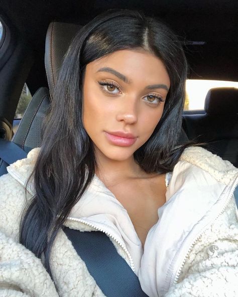 Rabastan Lestrange, Kelsey Calemine, Pretty Brown Eyes, Best Natural Makeup, Glasses Makeup, Girl Inspiration, Instagram Models, Photo Instagram, Dark Hair