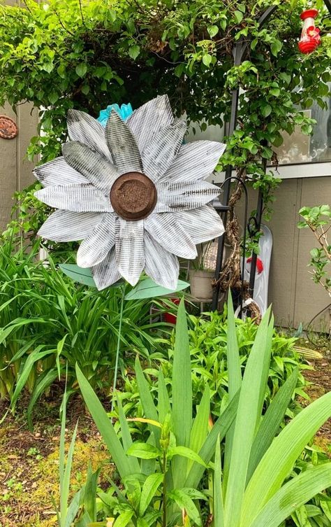 Home Decor Ideas Paper, Soda Can Flowers, Dollar Tree Flowers, Metal Flowers Garden, Paper Flower Wall Hanging, Tin Can Flowers, Wall Hanging Ideas, Aluminum Can Crafts, Flowers For Home