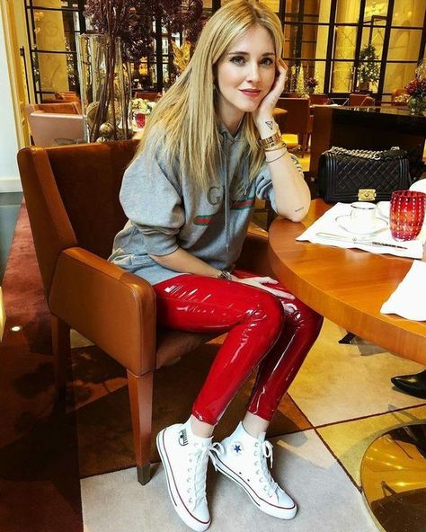 Red PVC pants paired with grey sweatshirt and sneakers for a cool, casual look.. DIY the look yourself: http://mjtrends.com/pins.php?name=red-pvc-for-pants_5 Winter Outfits 2019, Lederhosen Outfit, Winter Outfits 2020, Vinyl Fashion, Vinyl Leggings, Look Legging, Fall Trends Outfits, Shiny Pants, Trendy Outfits Winter