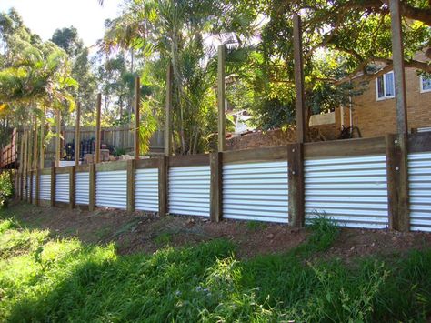 Cheap Retaining Wall, Retaining Wall Fence, Retaining Wall Ideas, Corrugated Metal Fence, Wood Retaining Wall, Backyard Retaining Walls, Wooden Fences, Gardening Videos, Garden Retaining Wall