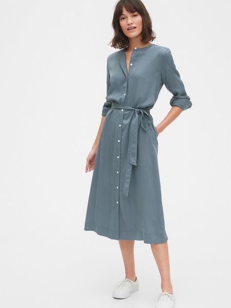 Button Front Midi Shirtdress in TENCEL. Long sleeves with button cuffs.Ladies shirt dresses for sale. Women's shirt dresses summer#ButtonFrontMidiShirtdres #MidiShirtdress #Shopstyle Attractive Dresses, Casual Work Dresses, Nursing Fashion, Shirt Dress Outfit, Elegante Casual, Twill Weave, Midi Shirt Dress, Shirtdress, Simple Dresses