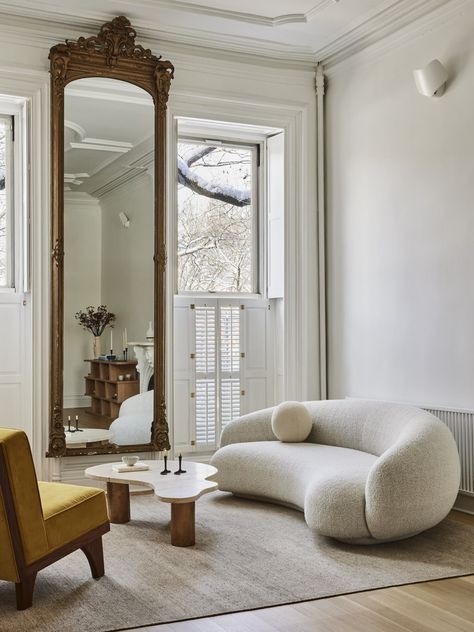 est-living-clinton-hill-townhouse-ronen-lev-11 Powder Room Tile, New York Brownstone, Parlor Floor, Low Sofa, Eclectic Dining, Clinton Hill, Round Furniture, Vintage Dining Table, Vogue Living