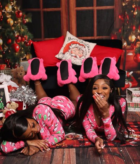 Sisters Valentines Photoshoot, Christmas Photo Shoot Friends, Bestie Christmas Photoshoot, Best Friend Christmas Photoshoot, Christmas Pajamas Photoshoot, Christmas Pajama Pictures, Girlfriends Photoshoot, Bestie Photoshoot, Christmas Pictures Outfits