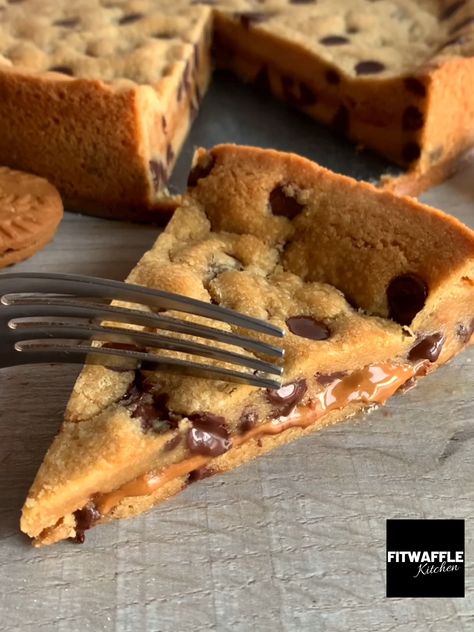 Biscoff Cookie Pie, Lotus Biscoff Spread, Chocolate Chip Cookie Pie, Chocolate Chip Pie, Biscoff Recipes, Biscoff Cake, Giant Chocolate Chip Cookie, Biscoff Spread, Chocolate Chip Cookie Cake