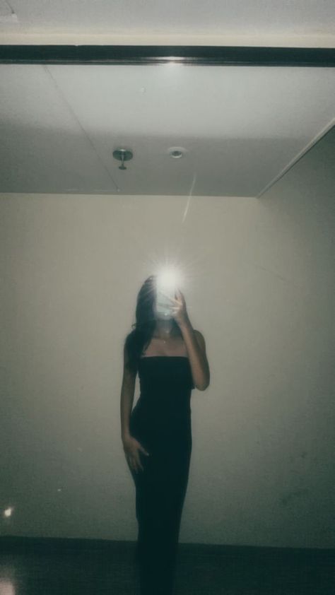 Black Dress Astethic, Pretty Mirror Selfie, Mirror Picture Aesthetic, Poses Mirror Selfie, Aesthetic Mirror Selfie, Trendy Outfit Ideas, Self Portrait Poses, Stylish Photo Pose, Fall Outfit Ideas