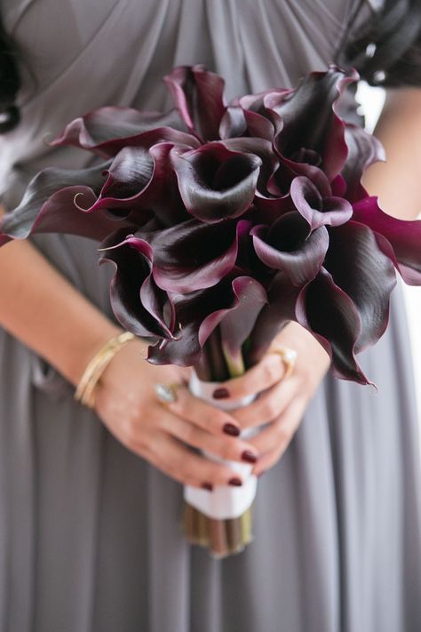 Bridesmaid Bouquet Ideas, Wedding Flower Arrangements Purple, White Calla Lily Bouquet, Black Calla Lily, Purple Calla Lilies, Bridal Party Flowers, Purple Lily, Calla Lily Bouquet, Jewel Tone Wedding