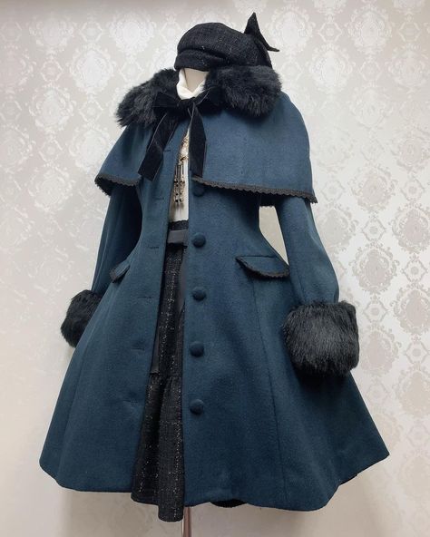 Cute Victorian Outfits, 18000s Fashion, Caroling Outfit, Winter Steampunk, Winter Victorian Outfit, 1800s Outfits, Victorian Winter Clothes, Winter Victorian Dresses, 1950 Winter Fashion