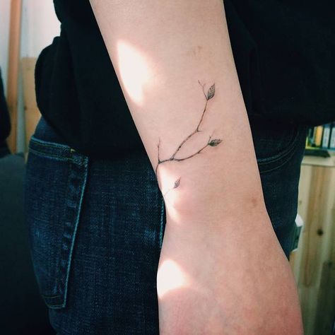 Branch tattoo on the right wrist.Done by Doy                                                                                                                                                      More Birch Tree Tattoos, Tree Branch Tattoo, Bird Tattoo Men, Petit Tattoo, Branch Tattoo, Tattoo Wrist, Tattoo Bracelet, Feather Tattoos, Nature Tattoos