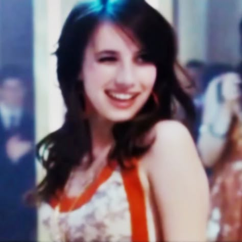 Poppy Moore Outfits, Poppy Moore Aesthetic, Brunette Movie Characters, Emma Roberts Wild Child, Emma Roberts Pfp, Lp Aesthetic, Wild Child Aesthetic, Iconic Brunettes, Wild Child Movie