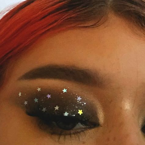 Festive Eye Makeup, Festival Eye Makeup, Make Up Gold, Christmas Makeup Ideas, Make Up Designs, Euphoria Makeup, Eye Makeup Ideas, Cool Makeup, Festival Makeup