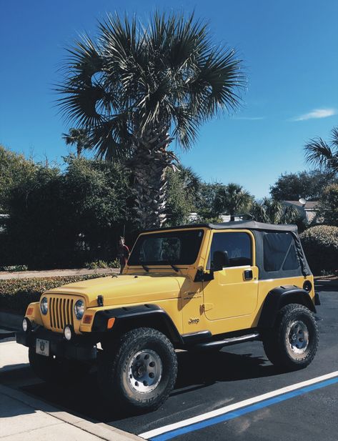 jeep + beach😍😍😍 Yellow Jeep Wrangler Aesthetic, Yellow Jeep Aesthetic, Green Jeep Aesthetic, Colored Jeeps, Jeep Astethic, Small Jeep, Car Interior Ideas, Yellow Jeep Wrangler, Jeep Aesthetic