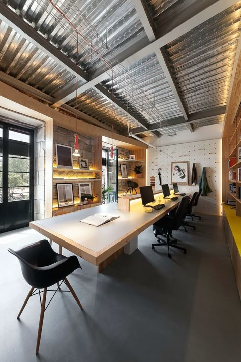 Small Office Design, Industrial Office Design, Cool Office Space, Loft Office, Architects Office, Office Space Design, Office Layout, Office Workspace, Long Table