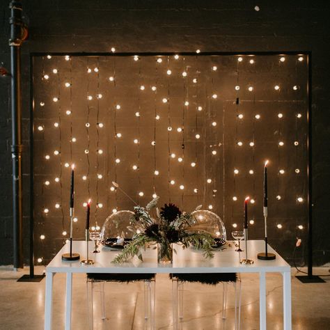 Wedding Table Twinkle Lights, Sweetheart Table Wedding Fairy Lights, Head Table Wedding Backdrop Lights, Sweetheart Table Fairy Lights, Background For Sweetheart Table, Curtain Lights Backdrop, Light Backdrop Wedding, Sweetheart Table Wedding Simple, Fairy Lights Backdrop