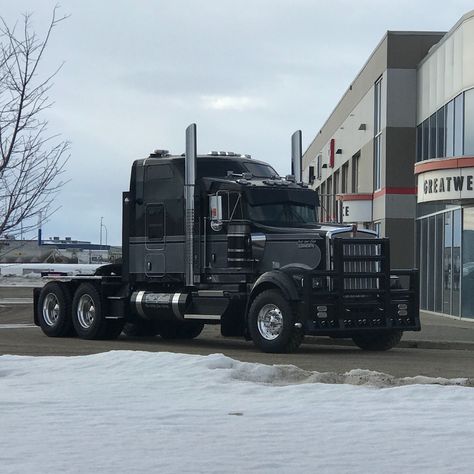 Kenworth W-900 Winch Tractor Custom Peterbilt, Snow Vehicles, Tractor Trailer Truck, Kenworth W900, Dually Trucks, Black Truck, Custom Big Rigs, Show Trucks, Kenworth Trucks