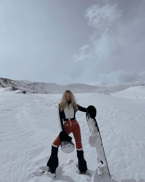 Snowboard Aesthetic, Girls Ski Trip, Mode Au Ski, Ski Pics, Shea Marie, Ski Trip Outfit, Ski Pictures, Skiing Aesthetic, Ski Aesthetic