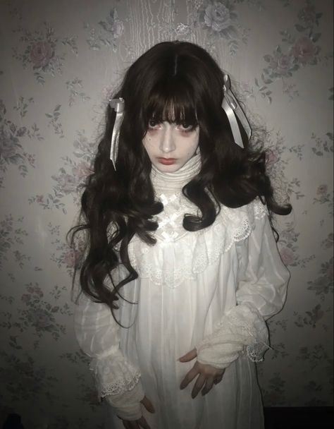 Ghost Doll Makeup, Ghost Dress Costume, Creepy Girl, Scary Coquette, Morute Makeup, Morute Aesthetic Outfits, Creepy Doll Aesthetic Outfit, Goth Doll Outfit, Goth Doll Aesthetic