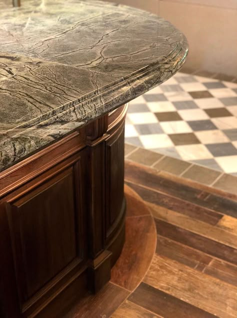 Green Marble Bar Counter, Marble Bar Design, Marble Bar Counter, Interior Design Luxury Modern, Restaurant Table Design, Marble Bar Top, Silk Textiles, Wood Cafe, Private Office Space