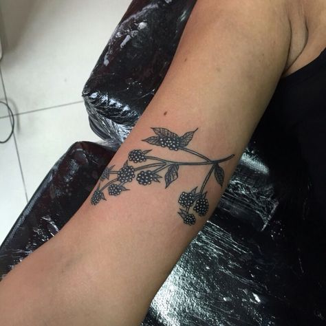 Amora #amora #fruit #ramo #tattoo #blackberry Mulberry Tree Tattoo, Mulberry Tattoo, Tattoo Trees, Forever Tattoo, Unusual Tattoo, My Body Is A Temple, Mulberry Tree, Piercings And Tattoos, Tree Tattoo