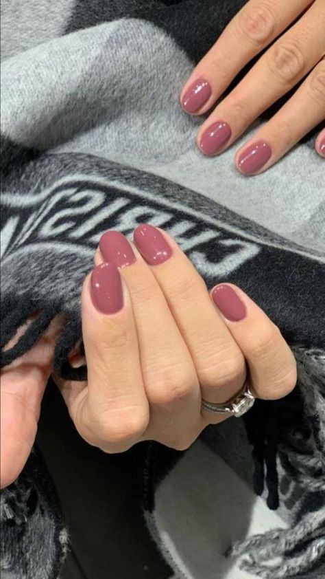 Vom Avea Un Copil, Short Classy Nails, Shellac Nail Colors, Old Money Nails, Sophisticated Nails, Natural Nails Manicure, Popular Nail Colors, Money Nails, Minimal Makeup Look