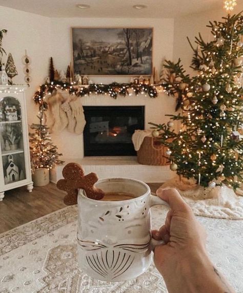 Trendy Christmas Decor, Christmas Dreaming, Cozy Christmas Decor, Vintage Inspired Christmas, Merry Christmas Ya Filthy Animal, Christmas Decor Inspiration, Cosy Christmas, Christmas Themes Decorations, Christmas Inspo