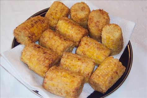 Chicken-fried Corn on the Cob .. (I kid you not! lol ... supposed to be crazy good) Fried Corn On The Cob Recipe, Fried Corn On The Cob, Corn On The Cob Recipe, Buttery Corn, Dressing Recipes Cornbread, Carnival Food, Fried Corn, Chicken Fried, Corn On The Cob