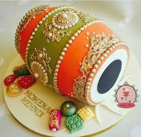 Dhol Cake Ideas, Mehndi Cake Ideas Pakistani, Dholki Cake Ideas, Dholak Decoration, Punjabi Wedding Ideas, Dhol Cake, Rukhwat Ideas Indian Weddings, Mehendi Cake, Dholki Cake