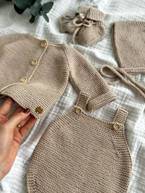 Knit Newborn Outfits, Knitted Newborn Outfits, Winter Newborn Outfits, Newborn Outfits Bringing Home, Newborn Knitted Outfits, Newborn Winter Clothes, Frock Design Ideas, Newborn Baby Outfits, Knit Baby Clothes