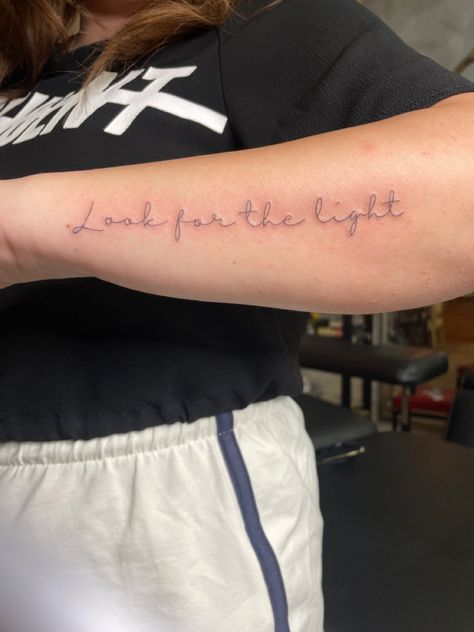 The Last of Us Look For The Light Tattoo Tlou, Tatouage The Last Of Us, Tatuagem The Last Of Us, Last Of Us Tattoo, The Last Of Us Tattoo Ideas, Tlou Tattoo, The Last Of Us Tattoo, 100 Tattoo, Small Quote Tattoos