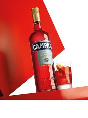 Campari History - Everything You Need To Know About Campari Alcohol Posters, Campari Soda, 70s Glam, Cocktail Photography, Dior Perfume, Alcohol Bottles, Sweet Wine, Countries In The World, Soft Drinks