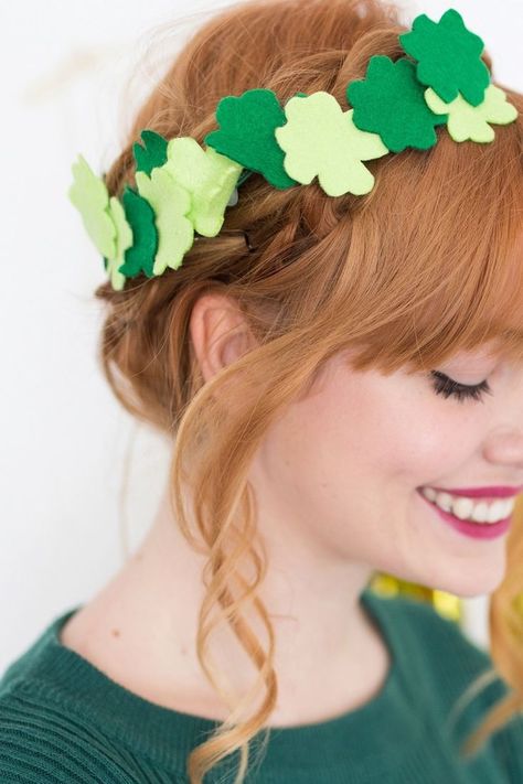 Get ready for St. Patrick's Day with a fancy DIY clover crown. Clover Crown, San Patrick Day, St Patric, St Patricks Crafts, St Patricks Day Crafts For Kids, San Patrick, Budget Crafts, St Patrick's Day Outfit, Saint Patties