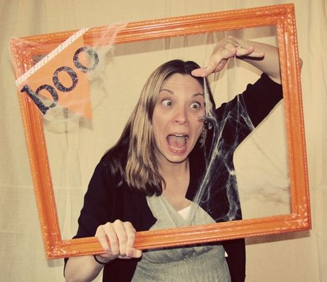 With a little bit of paint, a frame can become a photobooth. Halloween Hoedown, Halloween Photobooth, Halloween Selfie, Halloween Photo Frames, Teen Halloween Party, Halloween Backdrops, Selfie Booth, Hello Holidays, Hallowen Party