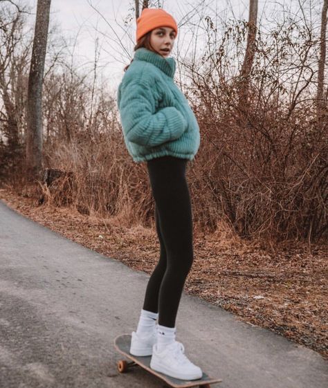 Outfits Mit Leggings, Emma Chamberlain Outfits, Winter Mode Outfits, Cute Outfits With Leggings, Sock Outfits, Emma Chamberlain, Cute Spring Outfits, Legging Outfits, Cute Winter Outfits