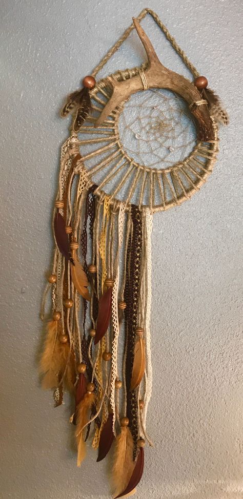 Antler Dream Catcher Diy, Fall Dream Catchers, Macrame Antlers Wall Hangings, Antler Decor Ideas, Deer Antler Crafts Diy, Antler Crafts Diy, Diy Antler Projects, Deer Antler Dream Catcher, Dream Catcher Ideas