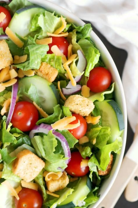 A classic house salad featuring crisp lettuce, tomatoes, croutons, cheese, and cucumbers. Perfect for a quick lunch or a dinnertime side salad. Pasta House, Lettuce Salad Recipes, Side Salad Recipes, Classic Salad, House Salad, Resep Diet, Salad Pasta, Salad Recipes For Dinner, Lettuce Salad