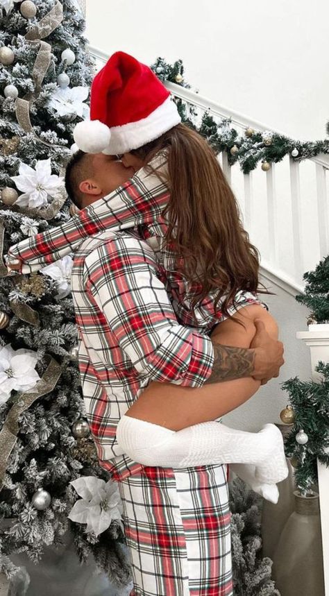 Photos Of Lovers, Photos Couple Mignon, Dresses Outfit Ideas, Christmas Couple Photos, Christmas Couple Pictures, Christmas Poses, Christmas Family Photoshoot, Christmas Dresses, Holiday Photography