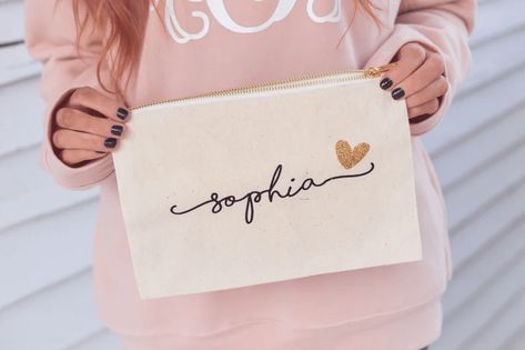 45+ Cheap Bridesmaid Gifts That Are Actually Lovely - The Joy of Gifts Bridesmaid Cosmetic Bag, Personalized Makeup Bag, Bridesmaid Makeup Bag, Best Graduation Gifts, Costume Africain, Glitter Champagne, Idee Cricut, Glitter Pictures, Personalized Makeup Bags