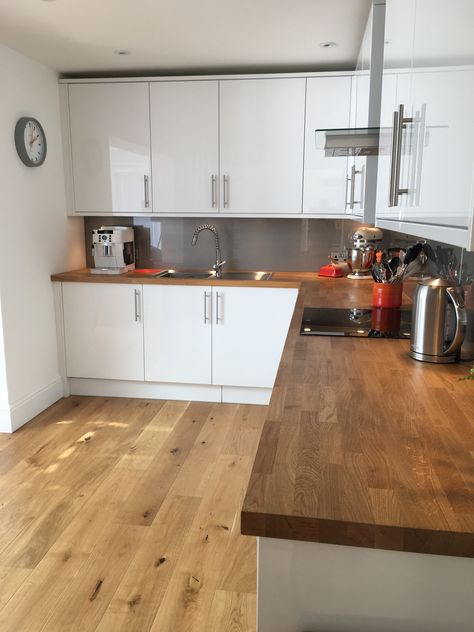 White gloss kitchen with oak worktops White Gloss Kitchens, White Kitchen With Oak Worktop, White Kitchen Oak Worktop, Kitchen With Wooden Worktop, Wood Worktop Kitchen, White Kitchen Units, White Kitchen Cupboards, White Wood Kitchens, White Gloss Kitchen