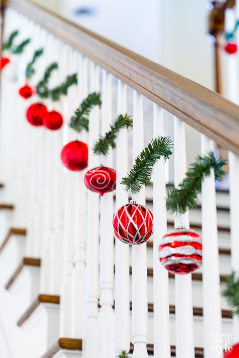 Creative ways to use Christmas garland ties. Garland ties on a staircase. Christmas Stairs Decorations, Decorating On A Dime, Christmas Staircase Decor, Treats Christmas, Christmas Stairs, Christmas Staircase, Diy Christmas Garland, Staircase Decor, Recipes Christmas