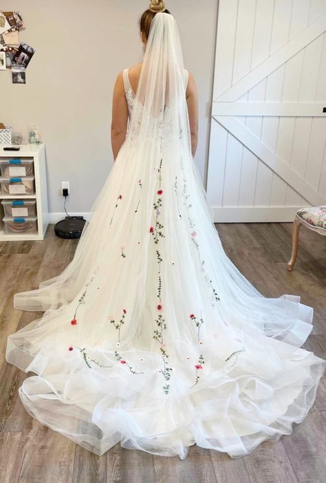 Colorful Bridal Veil, Embroidered Veil Floral, Colourful Veil, Unique Veils Wedding, Non Traditional Wedding Dress Colors, Floral Wedding Dress Colored, Cottagecore Wedding Dresses, Wildflower Wedding Dress, Alternative Wedding Dress Color