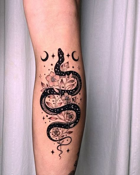 Snake tattoos can mean so much more than you ever imagined. But we are ready to reveal the truth about them and share the most incredible tattoo designs with you. Miniature Tattoos, Star Tattoo Designs, Snake Tattoo Design, Tattoos Geometric, Leg Tattoo, Tattoo Life, Snake Tattoo, Elegant Tattoos, Dope Tattoos