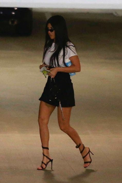 Kourtney Kourtney Kardashian 2017, Kourtney Kardashian 2016, Kardashian Show, Winter Womens Fashion, Kourtney Kardashian Style, Toned Legs, Research Center, Kardashian Style, Nice Style