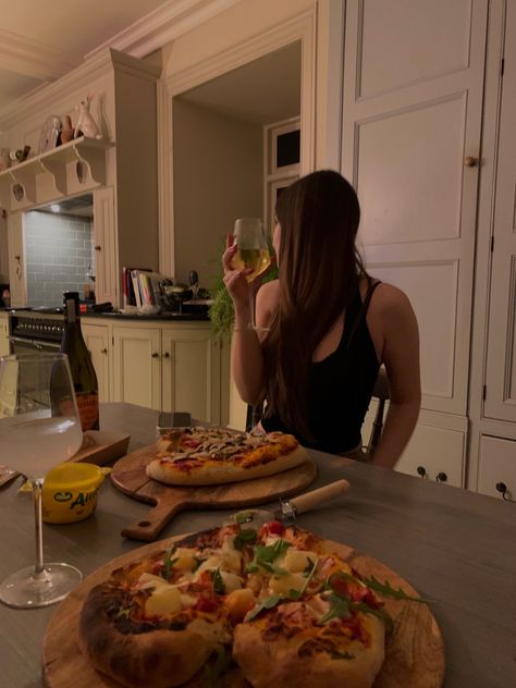 Pizza Girl Aesthetic, Pizza Night Aesthetic, Cute Dinner, Wine Aesthetic, Pizza Girls, Food Pic, Wine Night, Bonfire Night, Pizza Night