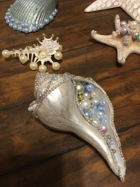 Decorated Shells, Pretty Shells, Seashell Art Diy, Tiny Worlds, Oyster Shell Crafts, Seashell Projects, Mermaid Crafts, Mermaid Core, Shell Decorations