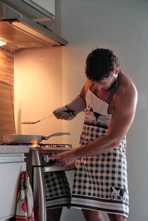 20 Hot Guys Cooking Who You Wish Were Making Your Dinner Tonight (Photos) Birthday Breakfast For Husband, Compliment For Guys, Brazilian Men, Cooking Photos, Man Cooking, Hipster Man, Social Media Trends, How To Make Coffee, Design Living Room