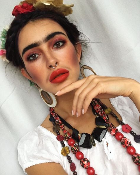 Samuela Górska on Instagram: “#fridakahlo #makeup #makeupartist #makeuptutorial #art #cosplay #cosplaygirl #lookalike #painting #polishgirl #passion #creative #brunette…” Frida Cosplay, Pearl Photoshoot, Frida Kahlo Makeup, Friday Kahlo, Black Pearl, Costume Ideas, Halloween, Makeup, On Instagram