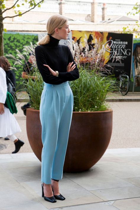 A pretty sky blue pant looks über-chic and refined when teamed with a black turtleneck and pumps. Black And White Outfit, London Fashion Week Street Style, London Fashion Weeks, La Fashion Week, Blue Trousers, London Street Style, Looks Street Style, Outfit Trends, Looks Chic